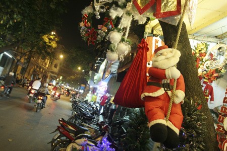 Ông già Noel leo cây trên đường phố Lương Văn Can.